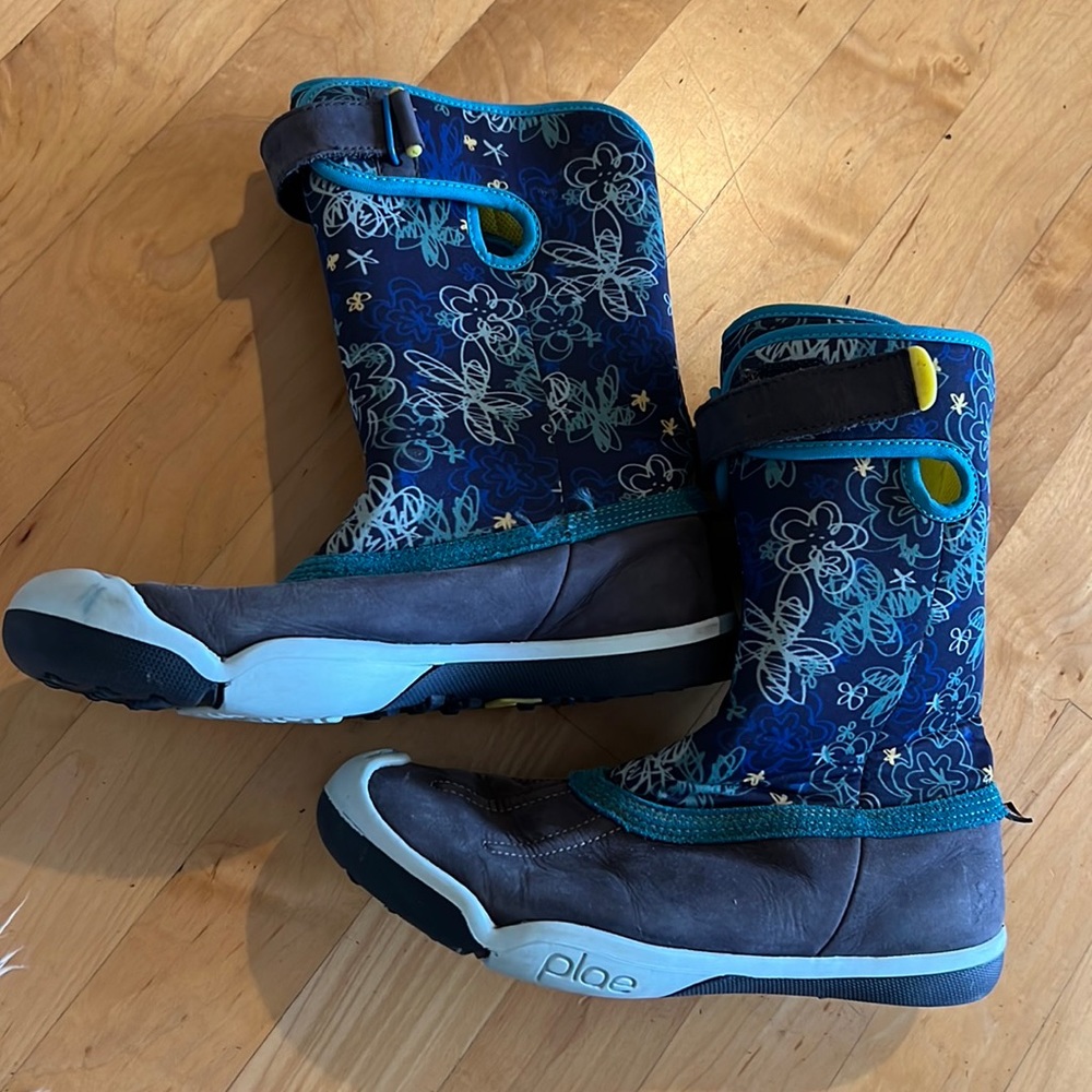 Plae boots. Size 3.
